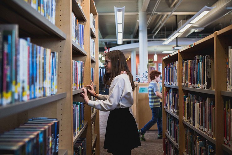 aprenda-a-organizar-uma-biblioteca-escolar-ideal-para-alunos-e-professores-740x495